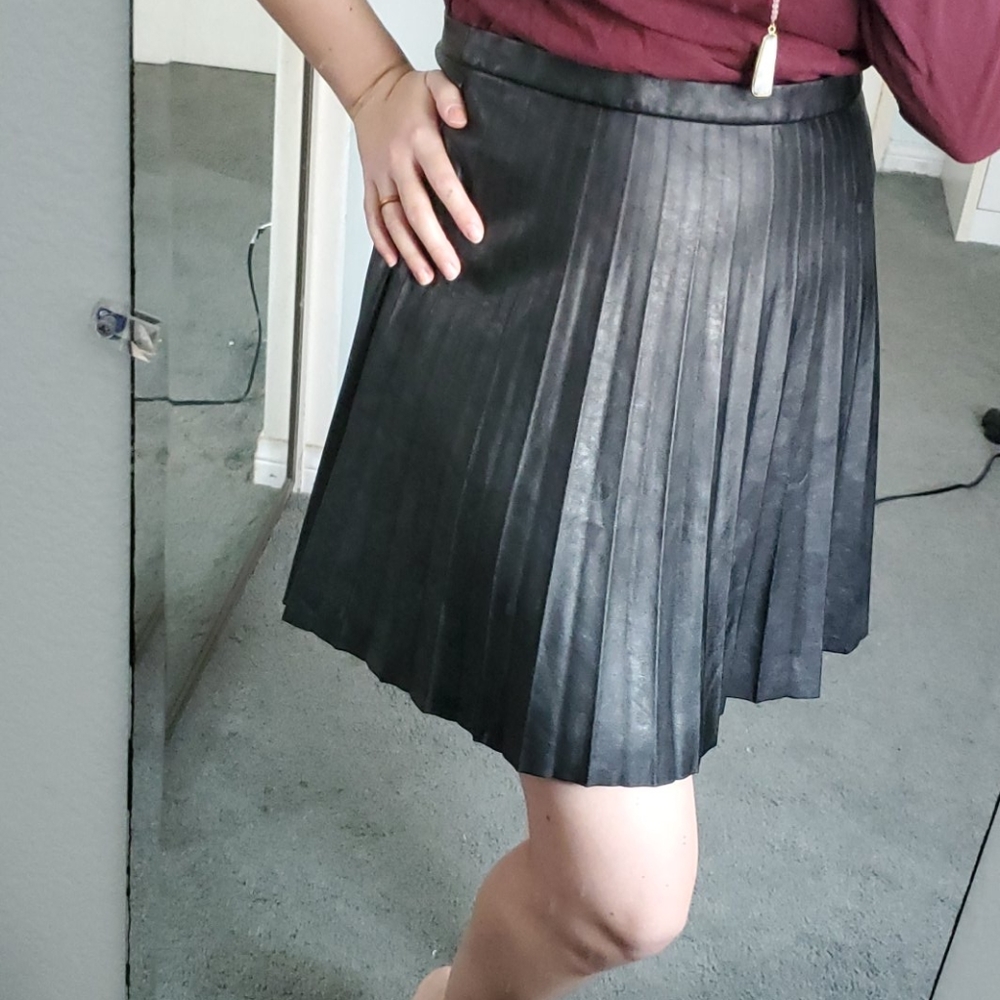 SOLD jcrew size 6 faux black leather pleated mini skirt - Picture 4 of 10